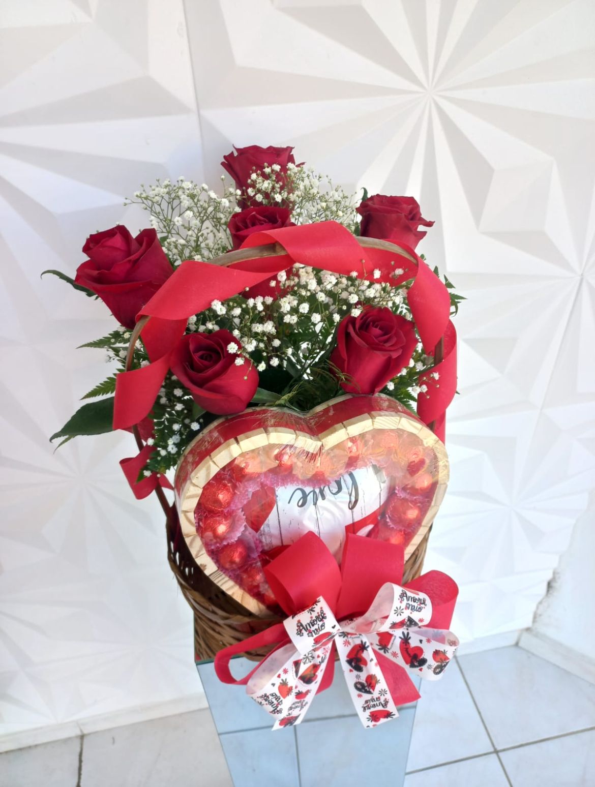 Cesta com arranjo de rosas e caixa de bombons em formato de coração