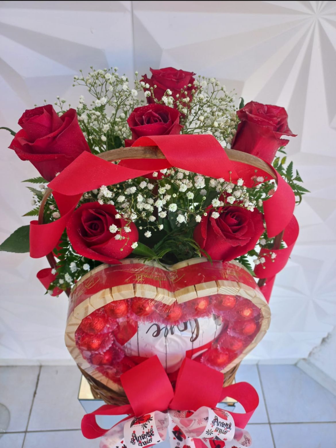 Cesta com arranjo de rosas e caixa de bombons em formato de coração - Imagem 2