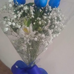 Arranjo floral com rosas azuis