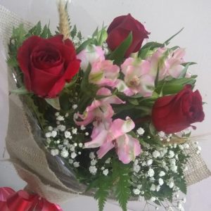 Arranjo floral com rosas e alstroemérias