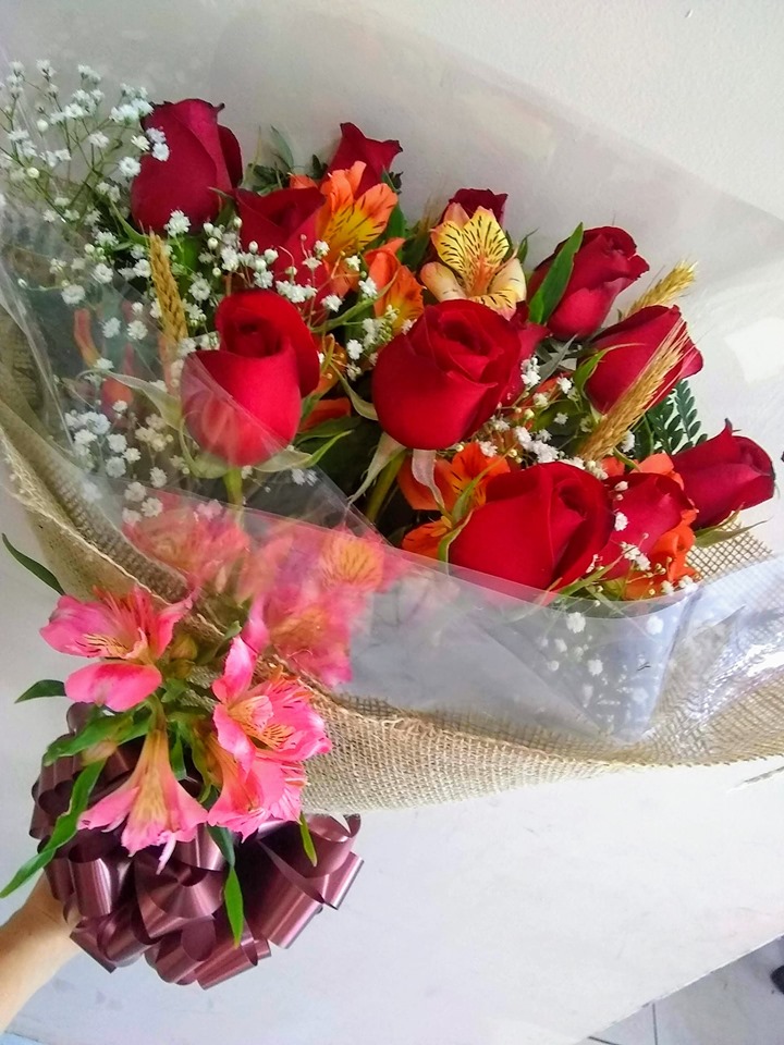 Buquê com 12 rosas vermelhas e alstroemérias na embalagem de juta