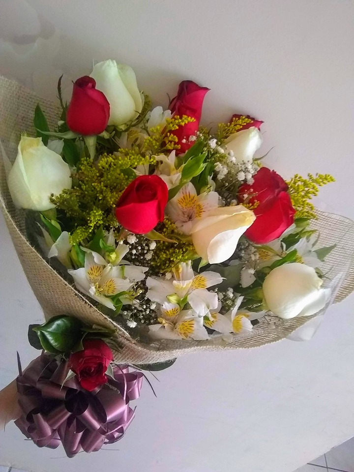 Buquê com rosas brancas e vermelhas.