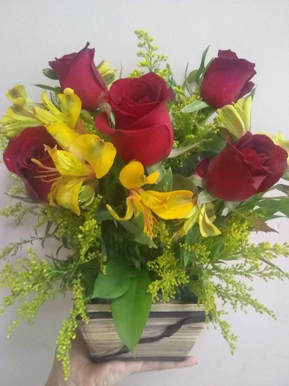Arranjo de 5 rosas com alstroemérias na espuma floral e cachepô