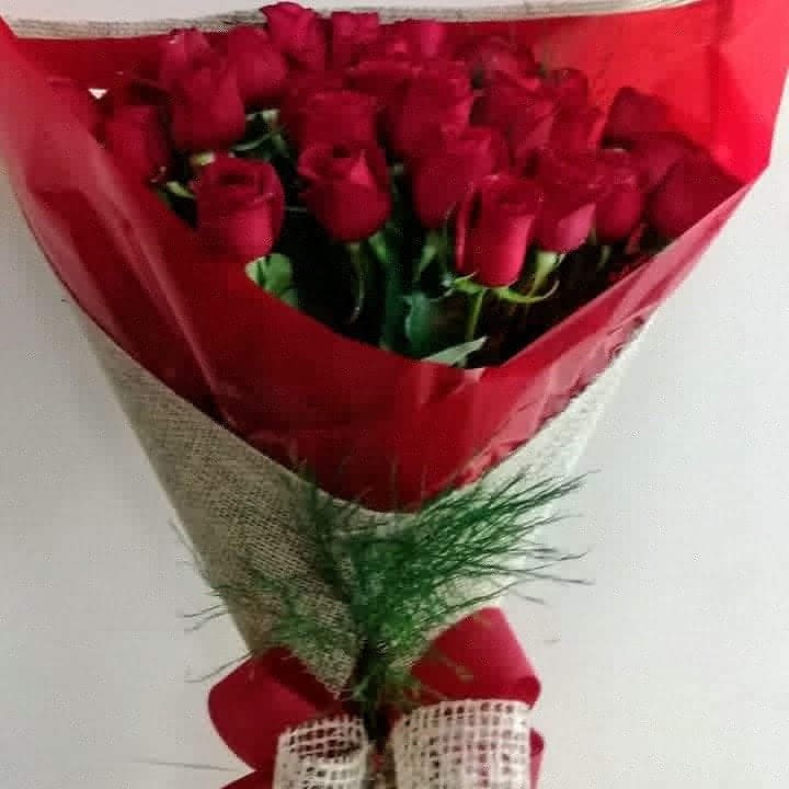 Buquê com 24 rosas vermelhas na embalagem de juta