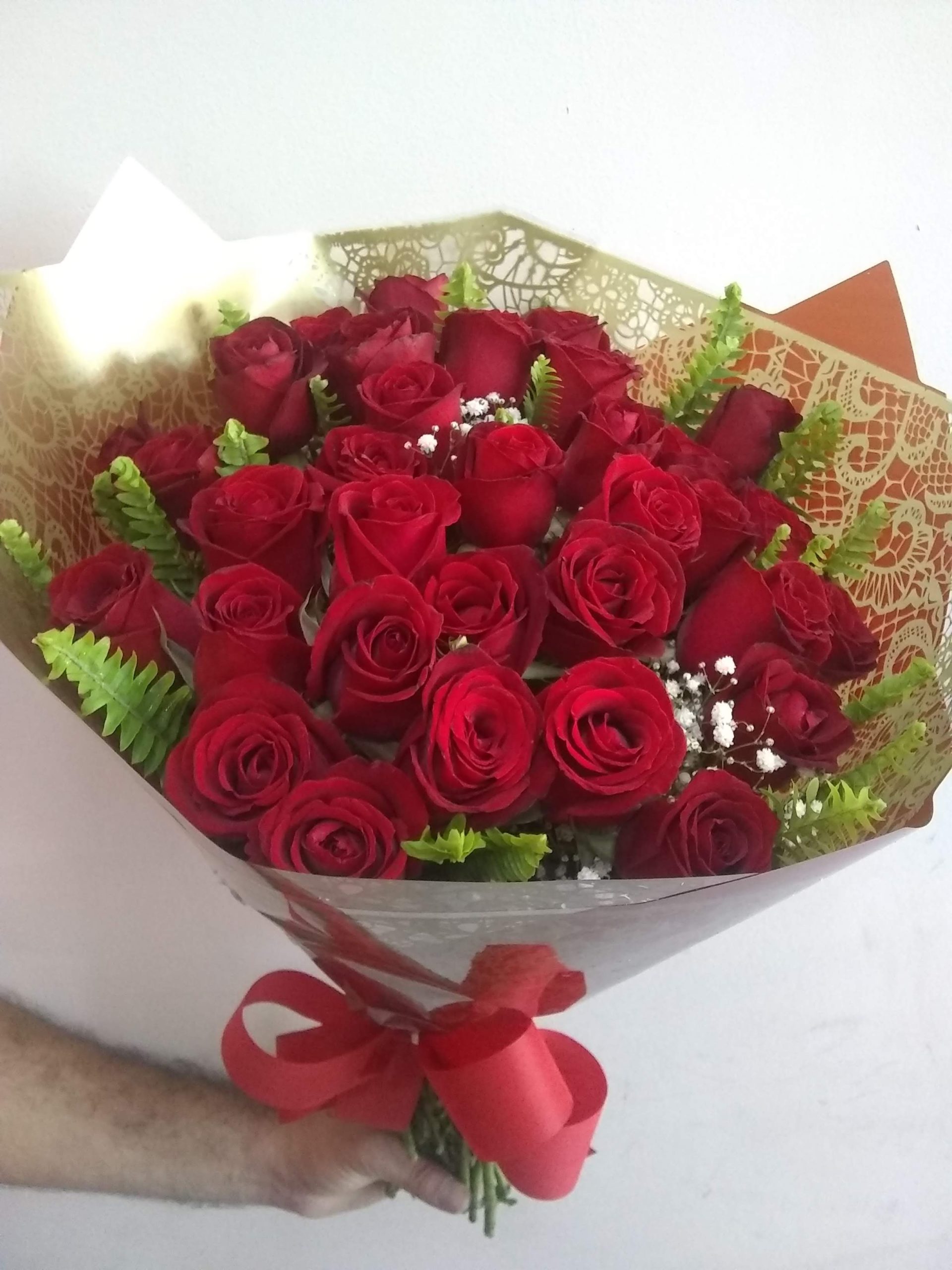 Buquê com 40 botões de rosas vermelhas