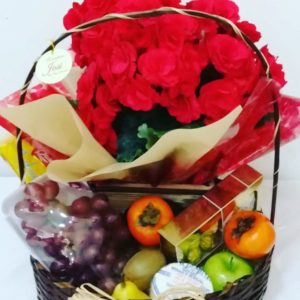 Cesta de frutas com vaso de flor e Ferrero Rocher