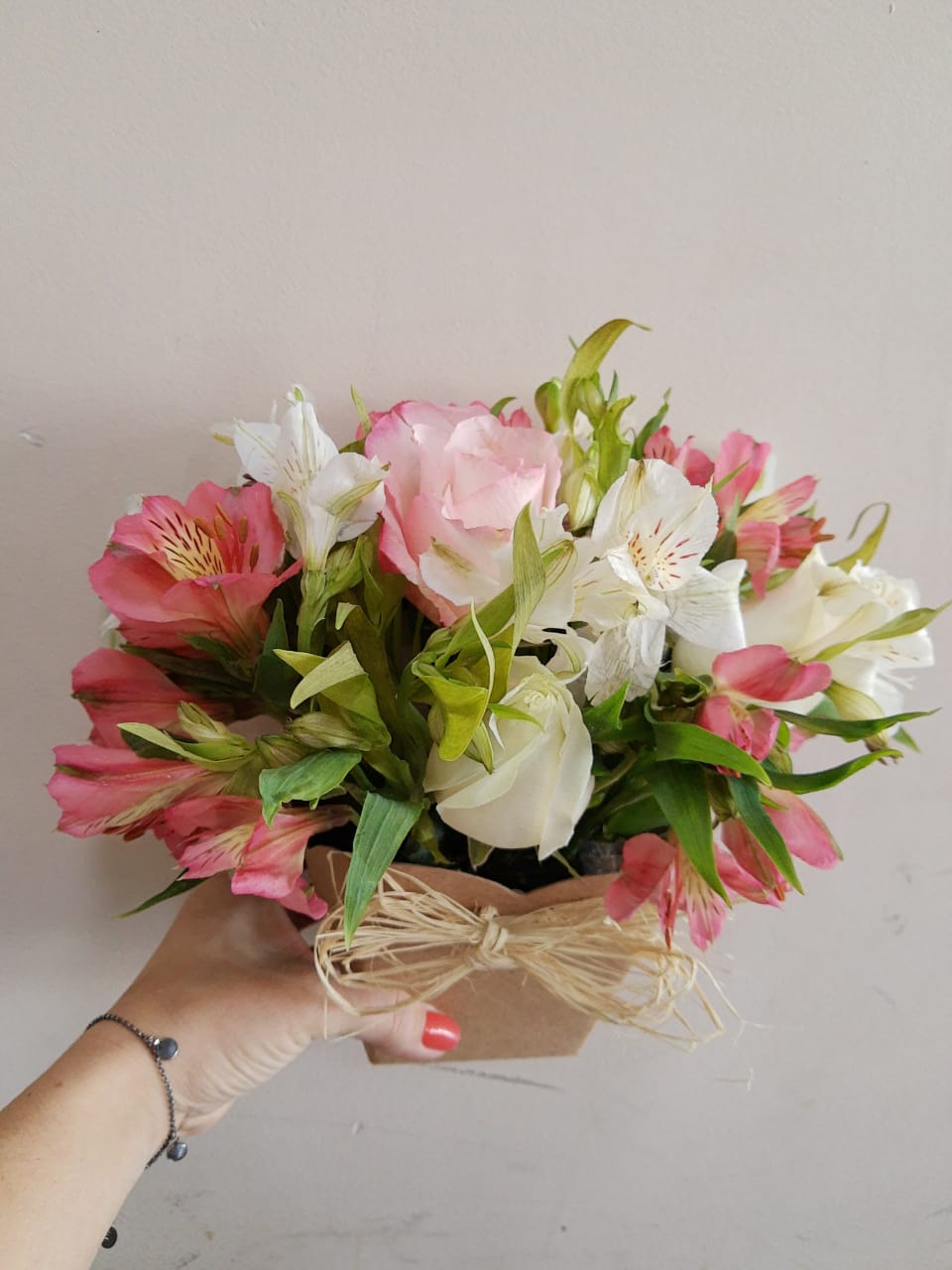 Arranjo floral com rosas e alstroemérias em cores claras