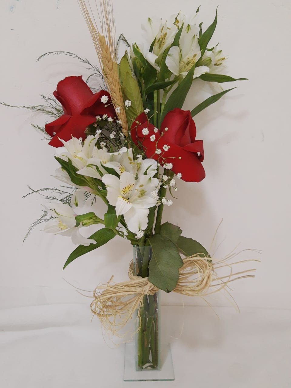 Duo de rosas com alstroemérias no vaso de vidro