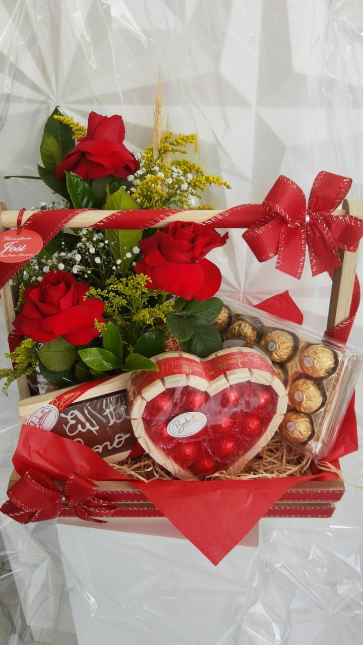 Cesta com chocolates diversos e arranjo de rosas – Josi Flores e Cestas