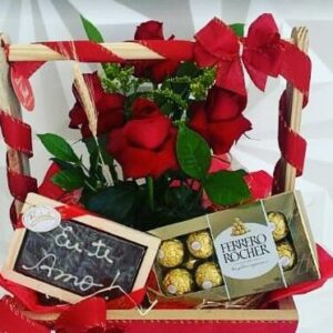 Cesta de aniversário com arranjo de rosas