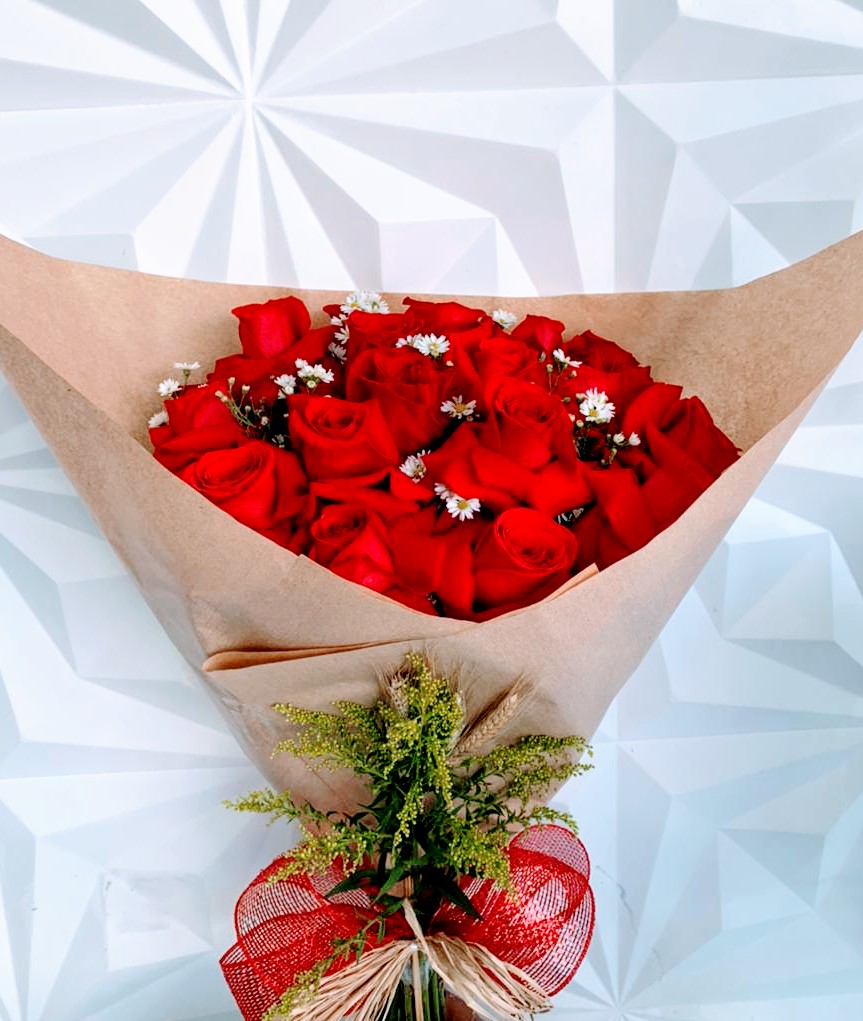 Buquê com 15 rosas vermelhas importadas