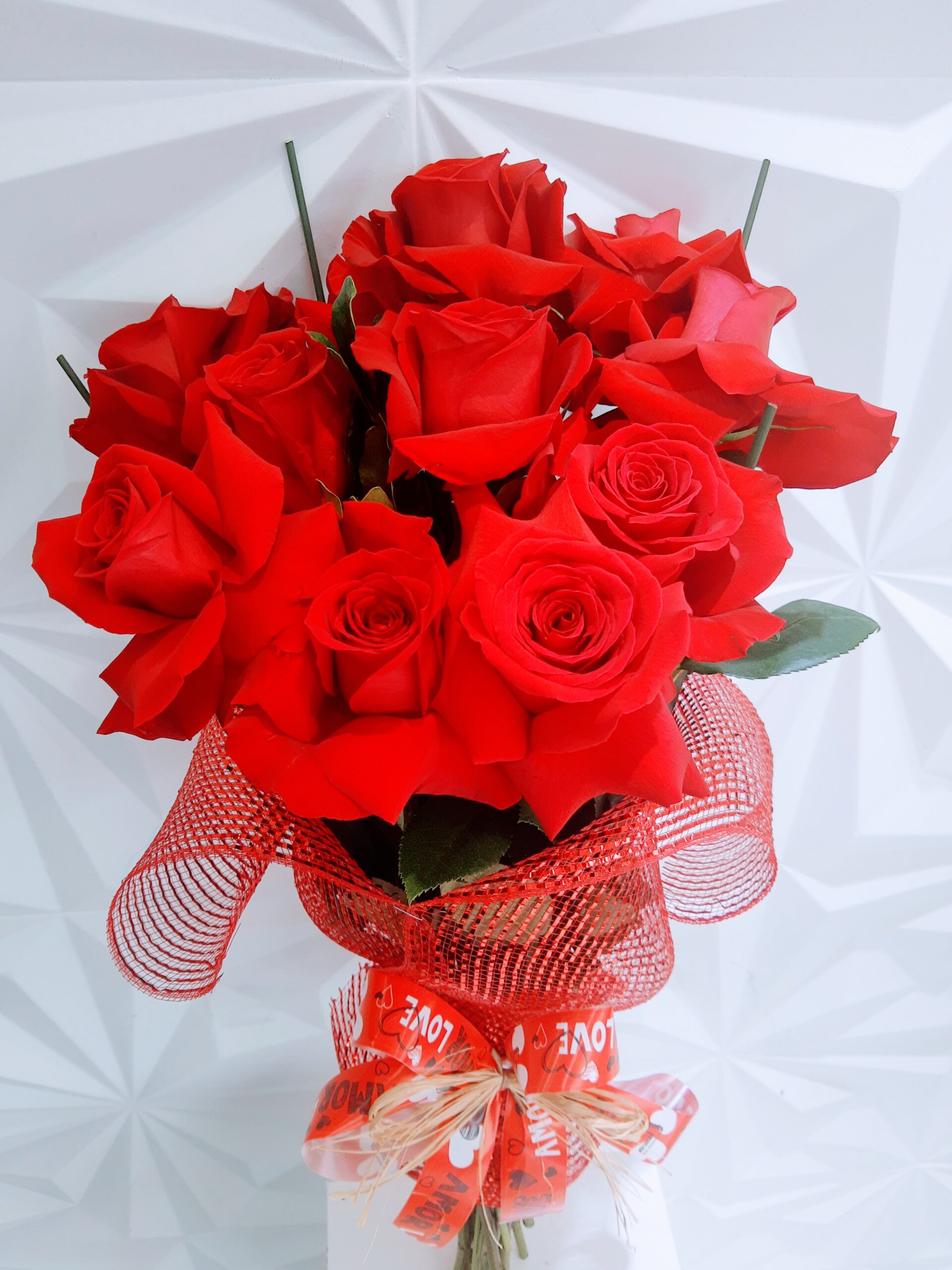 Buquê com 12 rosas vermelhas importadas na embalagem de tela vermelha