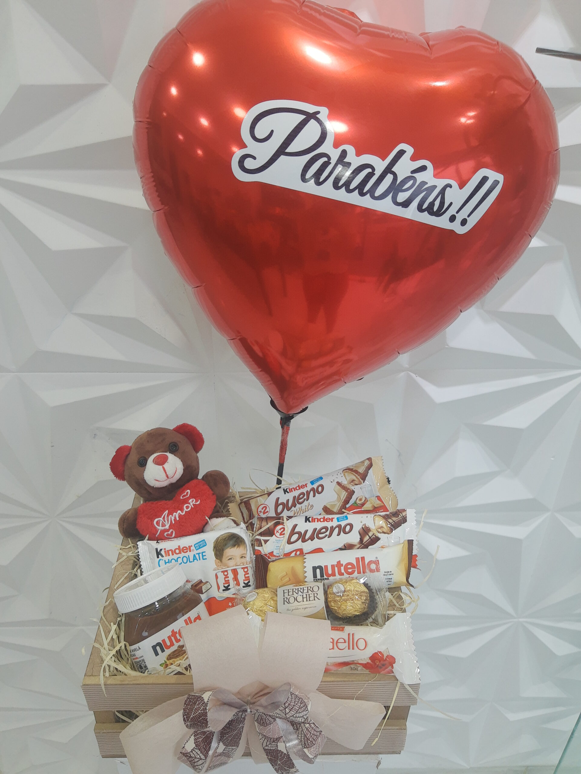 Cesta Kinder com balão e Pelúcia