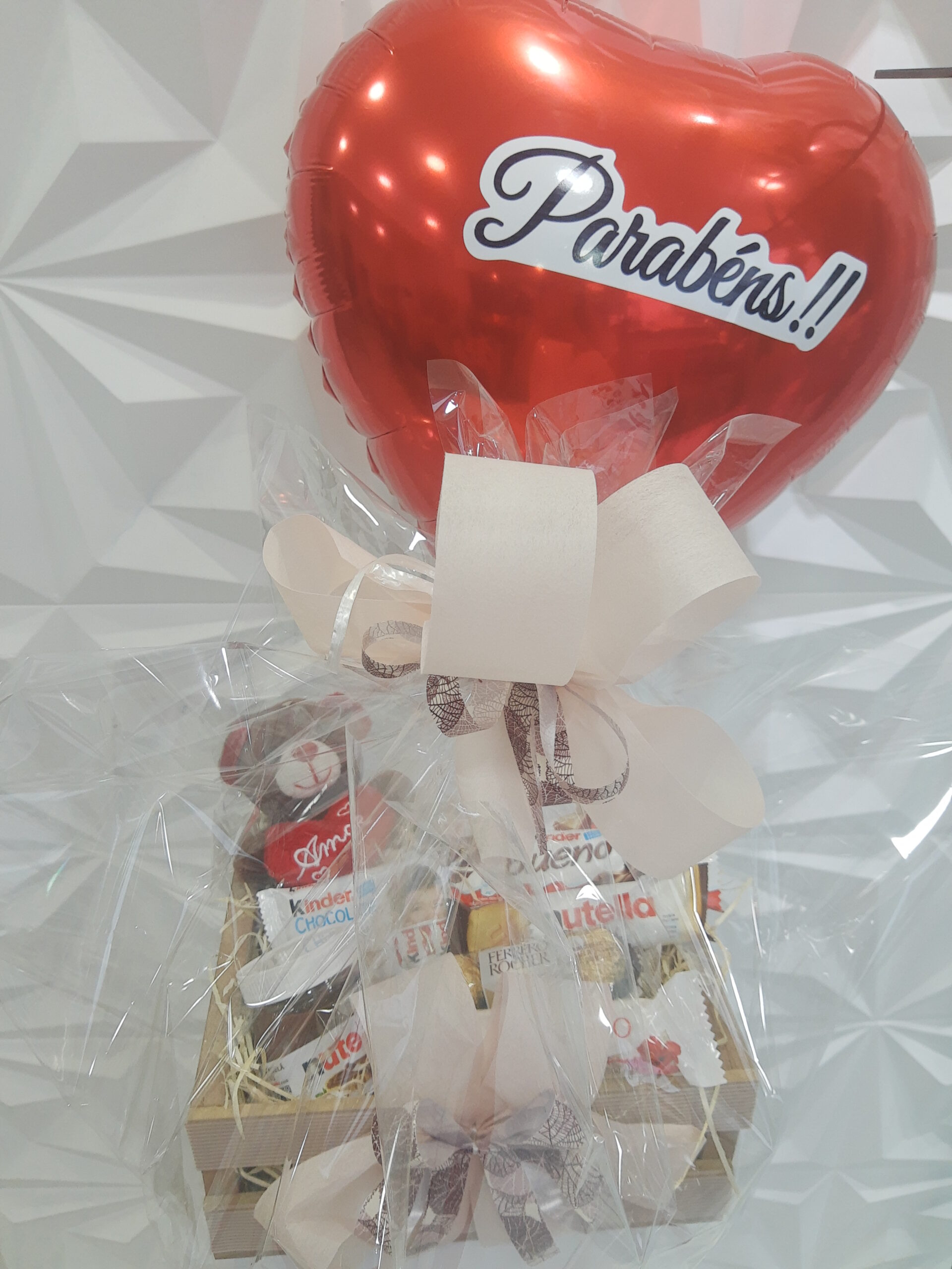 Cesta Kinder com balão e Pelúcia - Imagem 2