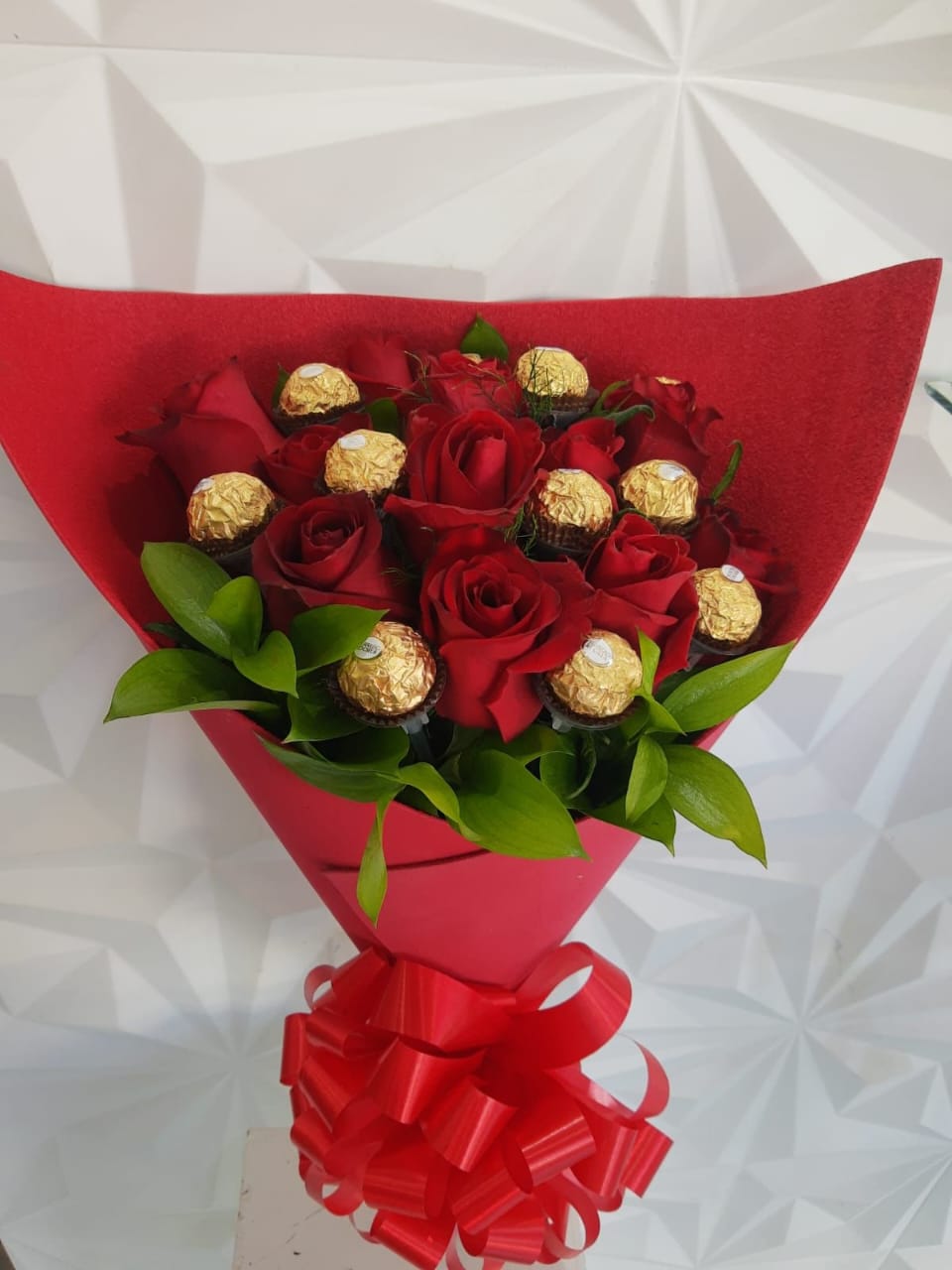 Buquê especial com 12 rosas vermelhas e ferrero Rocher