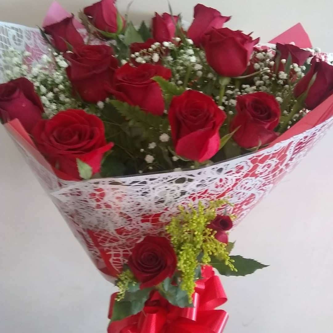 Buquê tradicional com 12 rosas vermelhas.