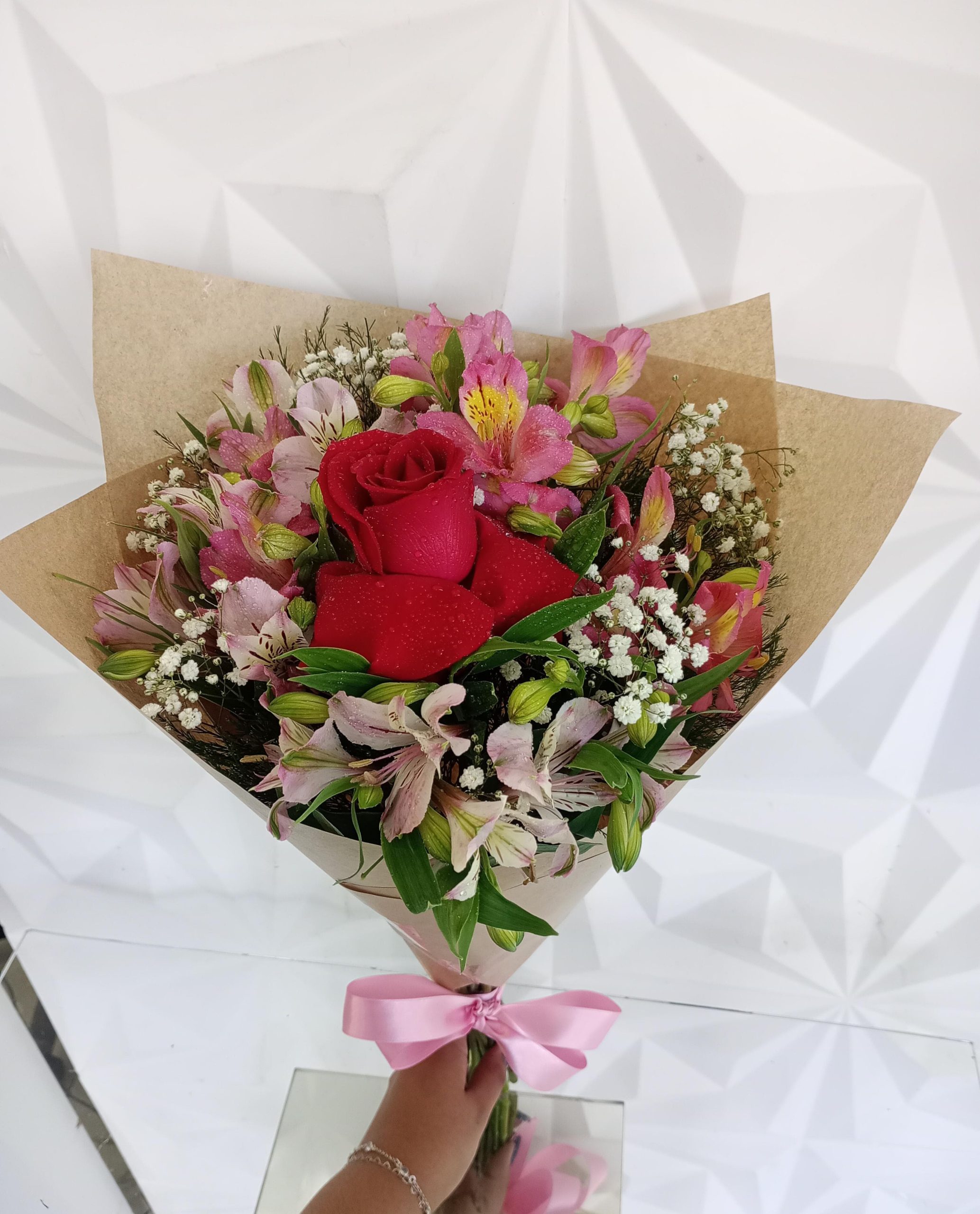 Buquê de alstromélias com rosa
