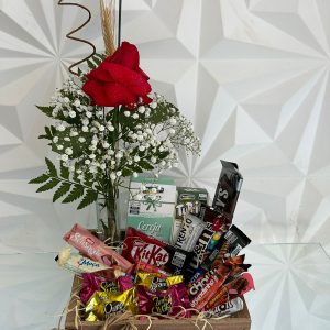 Cesta de chocolates variados com botão de rosa