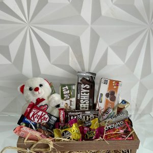 Cesta de chocolates variados com ursinho de pelúcia
