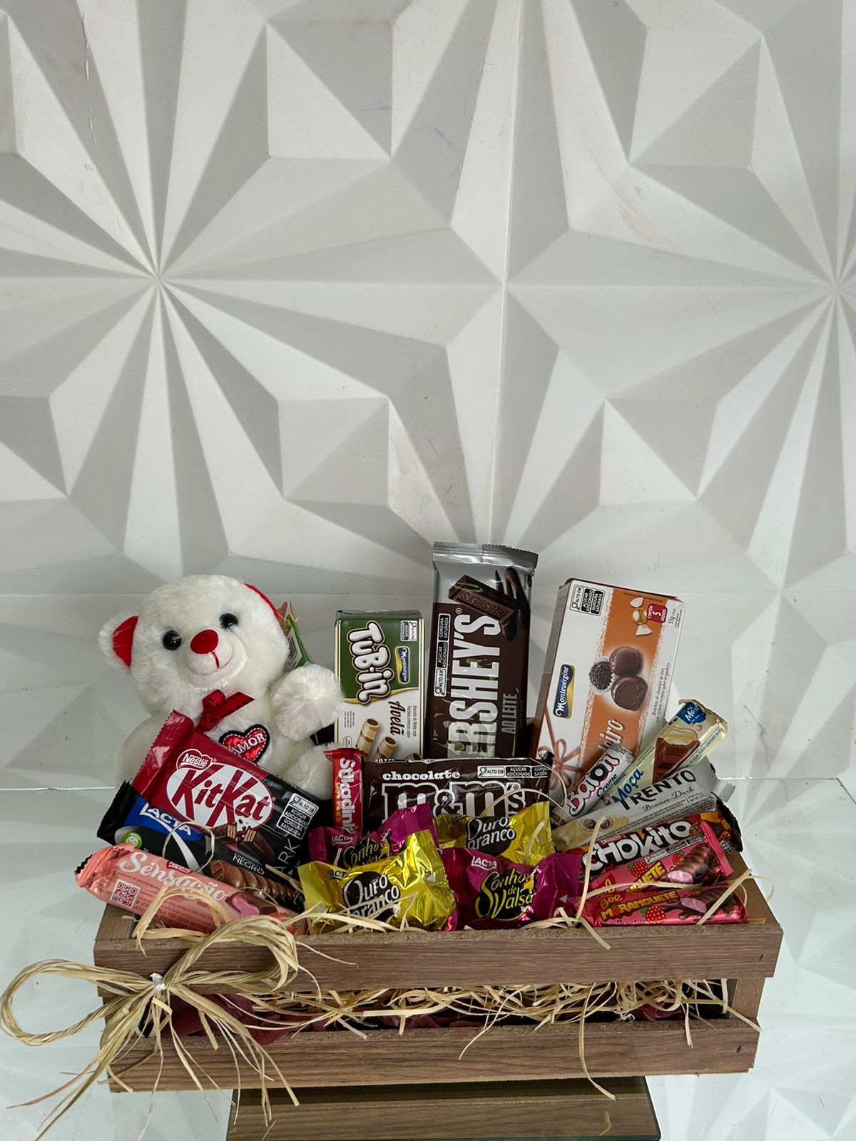 Cesta de chocolates variados com ursinho de pelúcia