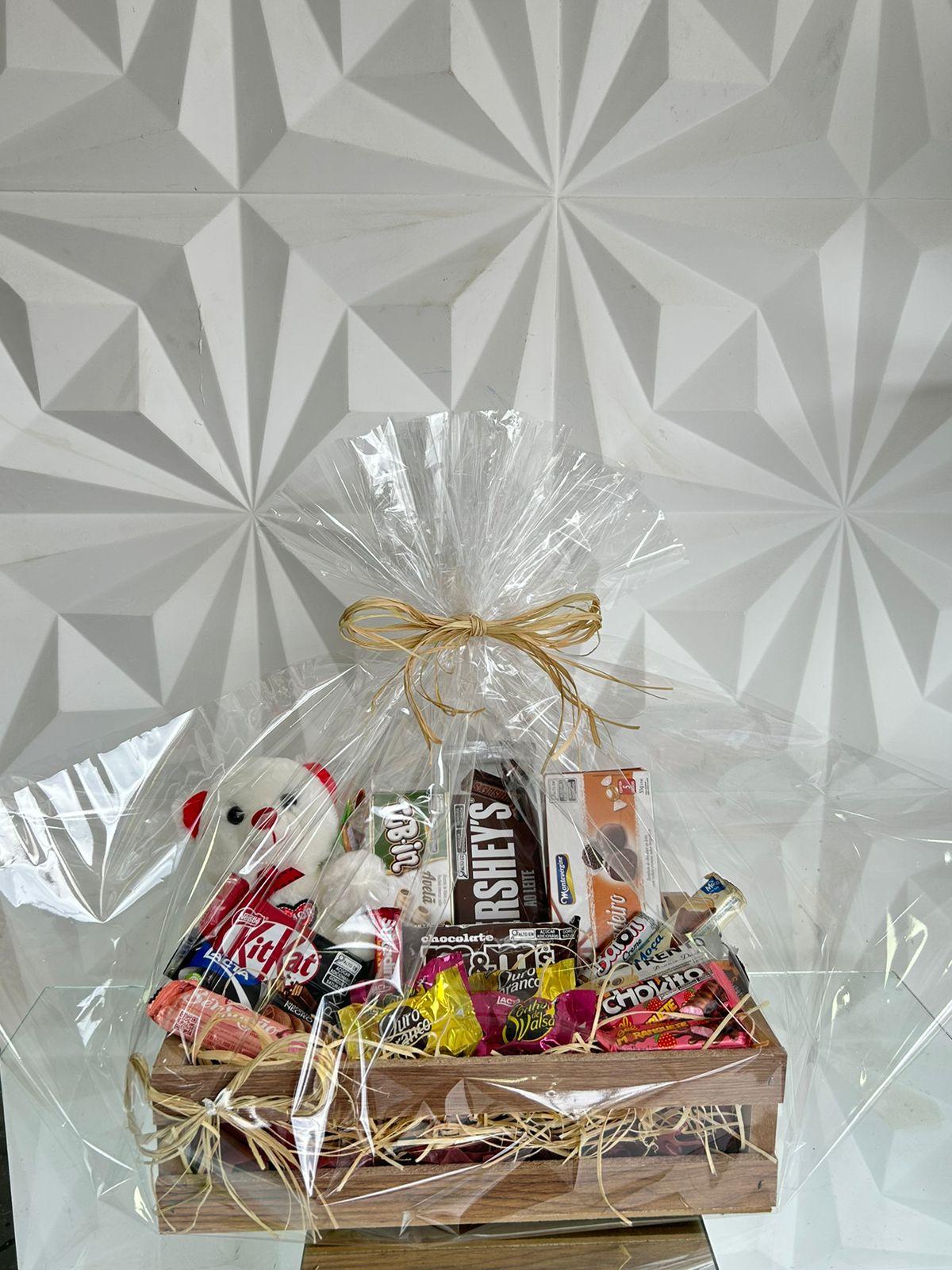 Cesta de chocolates variados com ursinho de pelúcia - Imagem 3
