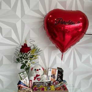 Cesta de chocolates variados com pelúcia, rosa e balão