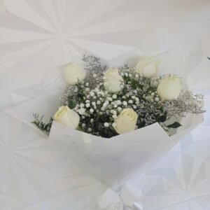 Buquê tradicional com 6 rosas brancas