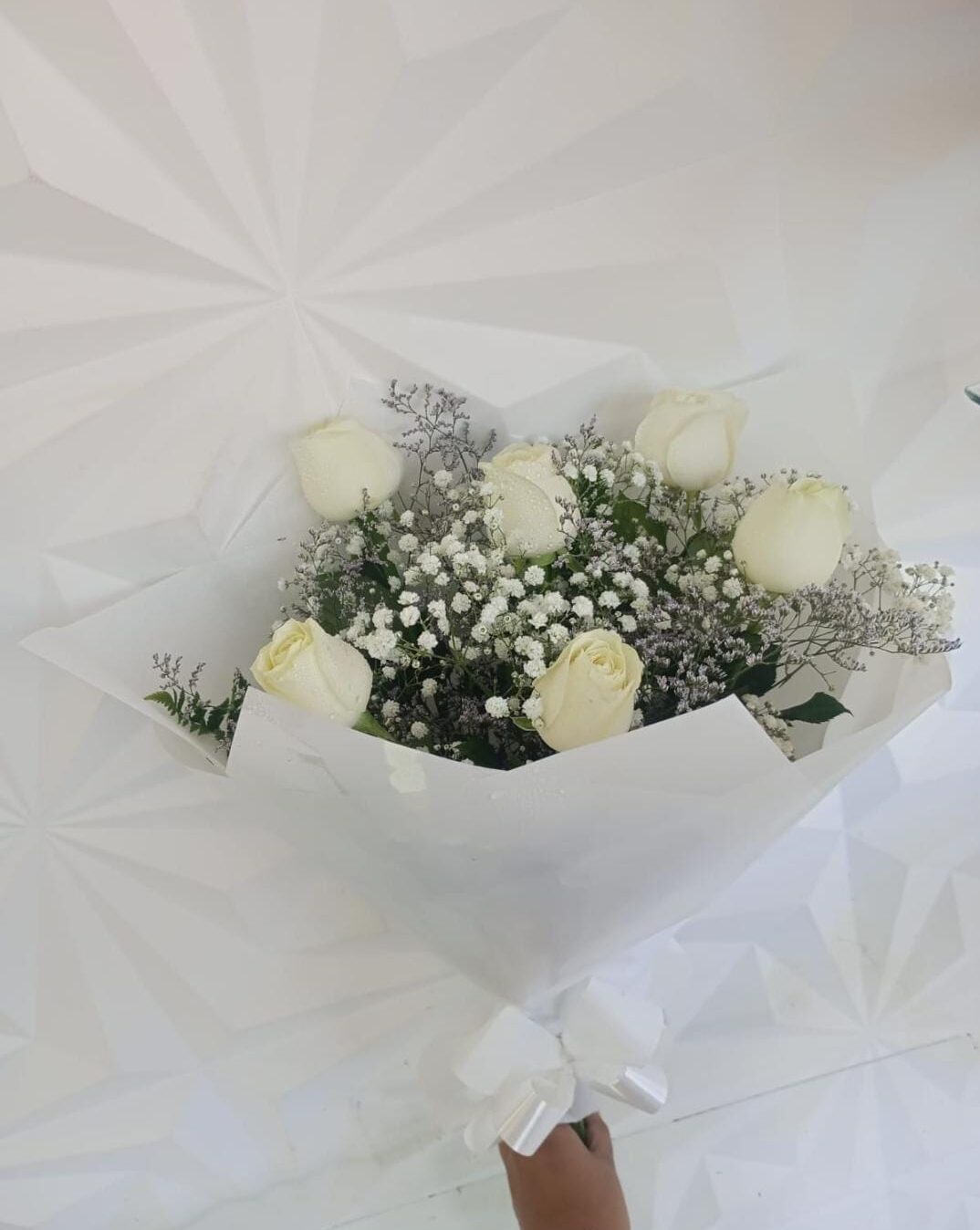 Buquê tradicional com 6 rosas brancas
