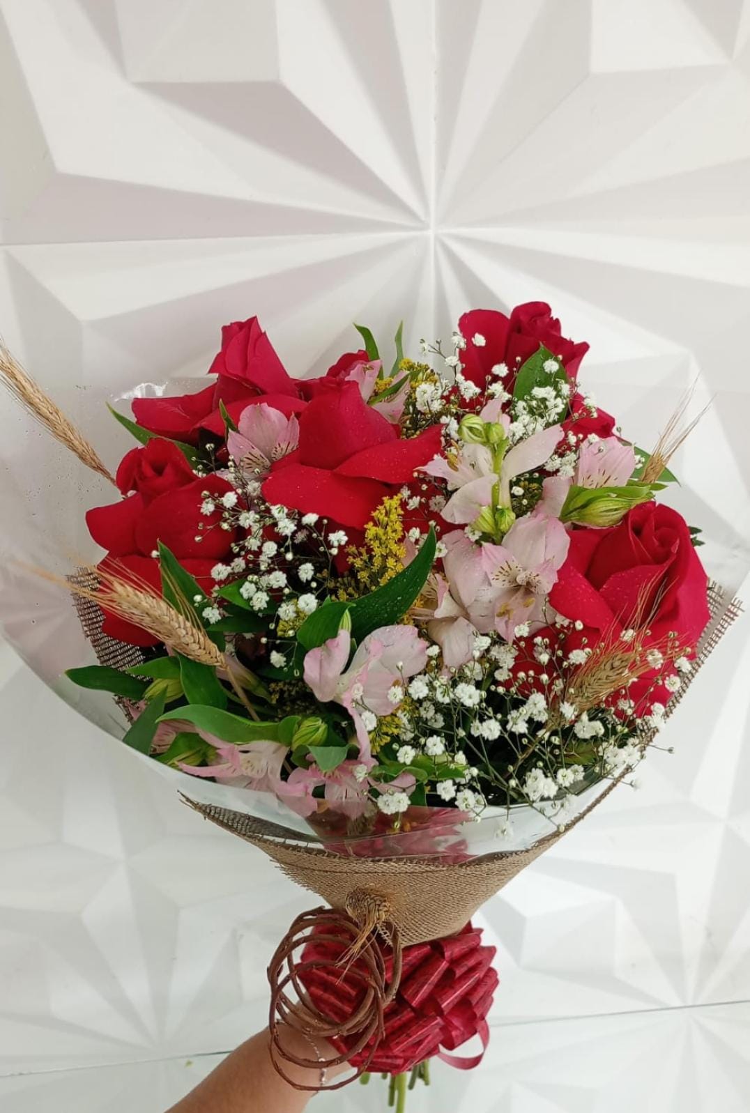Buquê com 5 rosas e alstromélias