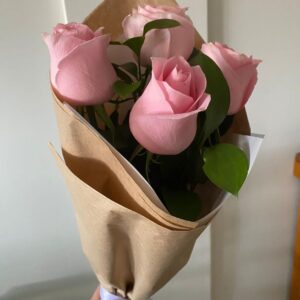 Cone com 4 rosas cor de rosa