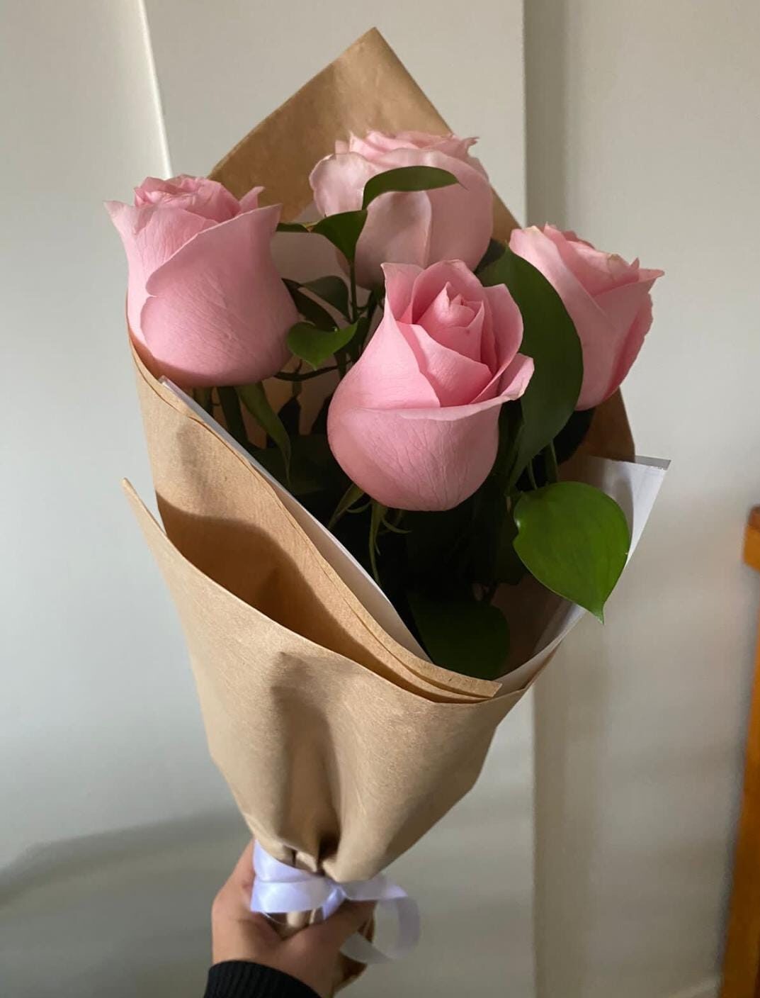 Cone com 4 rosas cor de rosa