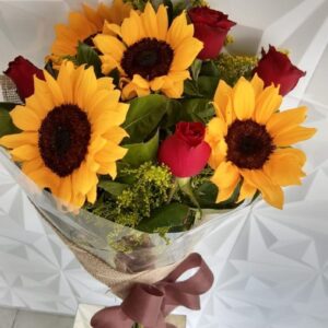 Buquê com girassóis e rosas vermelhas
