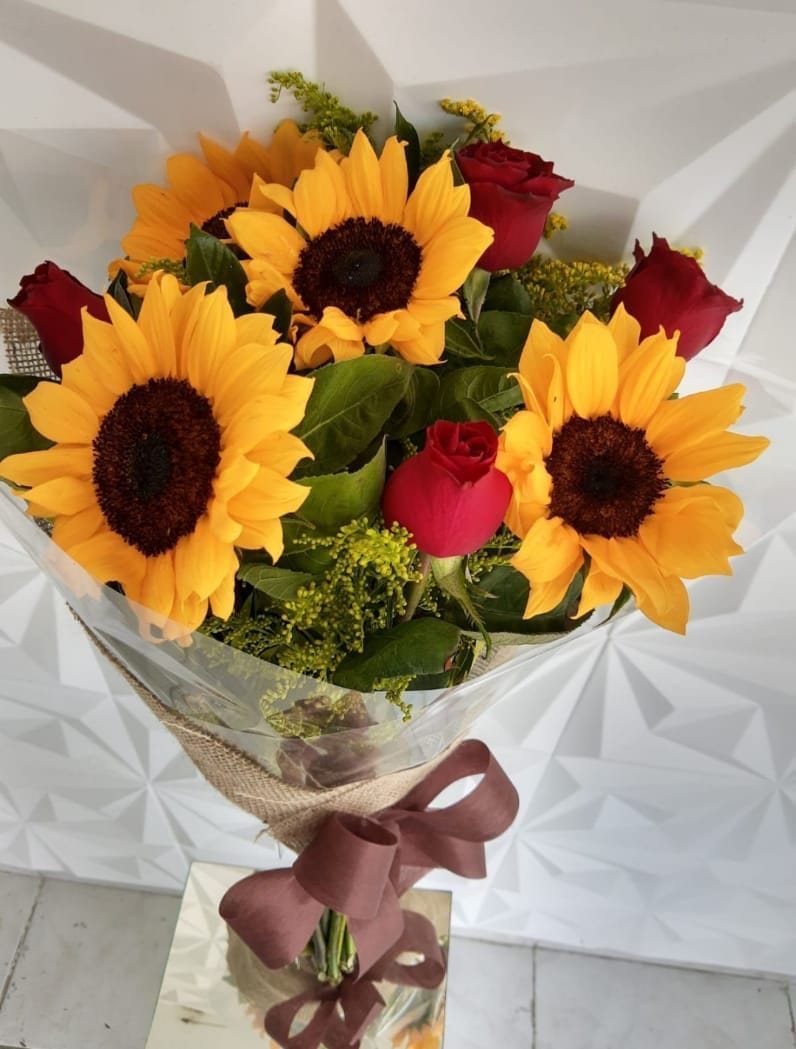 Buquê com girassóis e rosas vermelhas