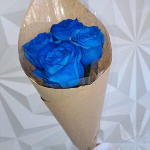 Cone de rosas azuis