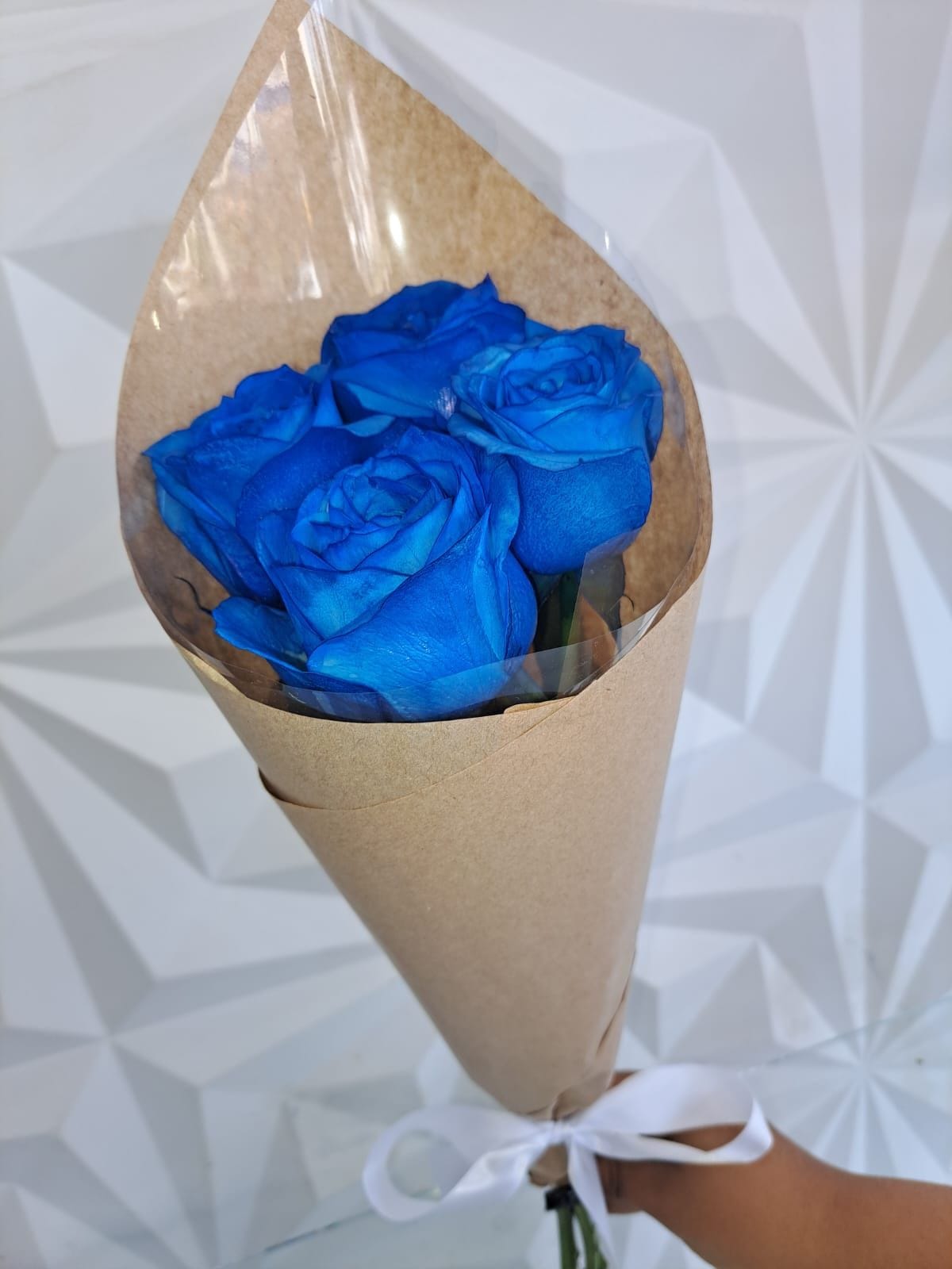 Cone de rosas azuis