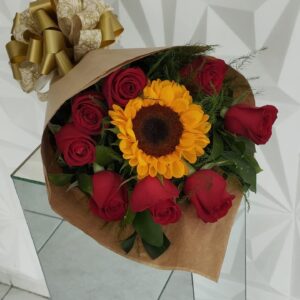 Buquê com 8 rosas e 1 girassol