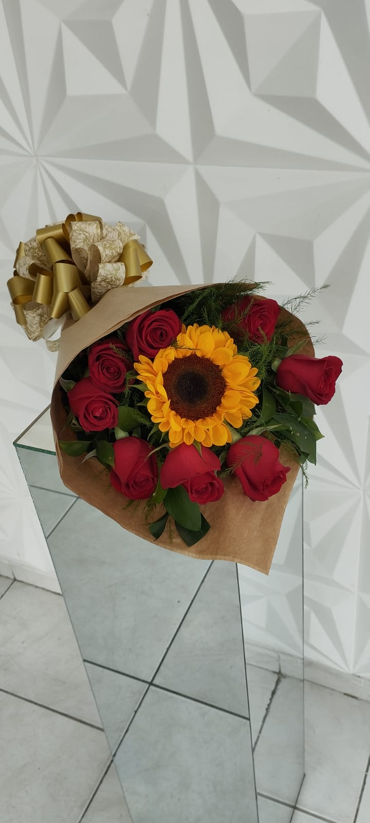 Buquê com 8 rosas e 1 girassol