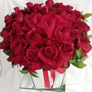 Arranjo luxo de 24 rosas vermelhas nacionais no vaso de espelho