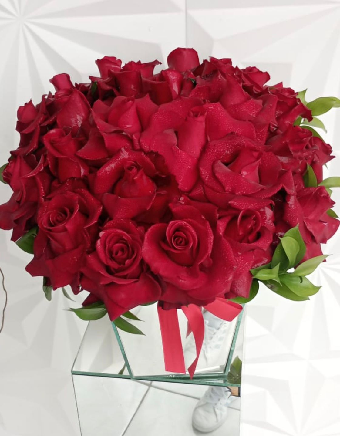 Arranjo luxo de 24 rosas vermelhas nacionais no vaso de espelho