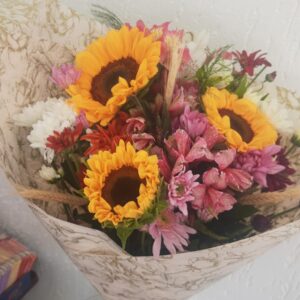 Buquê de flores do campo com girassóis