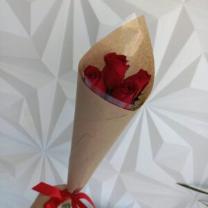 Cone com 4 rosas vermelhas
