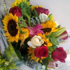 Buquê de girassol com rosas e lírio