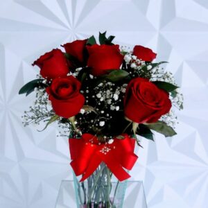Arranjo com 6 rosas vermelhas no vaso de vidro