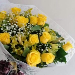 Buquê com 12 rosas amarelas e alstromélias amarelas