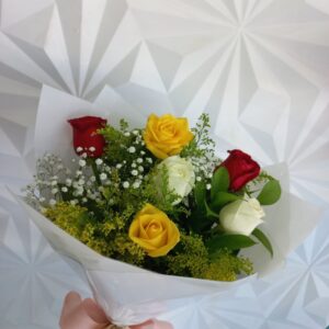 Buquê com 6 rosas coloridas