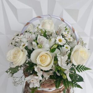 Cesta de flores brancas