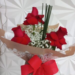 Arranjo floral com 3 rosas vermelhas