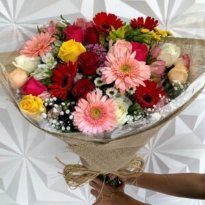 Buquê de rosas e flores do campo