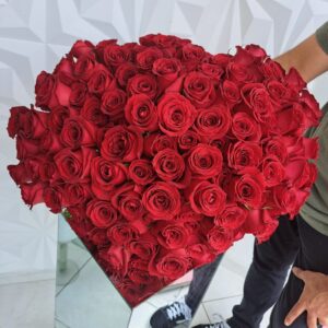 Buquê com 100 rosas