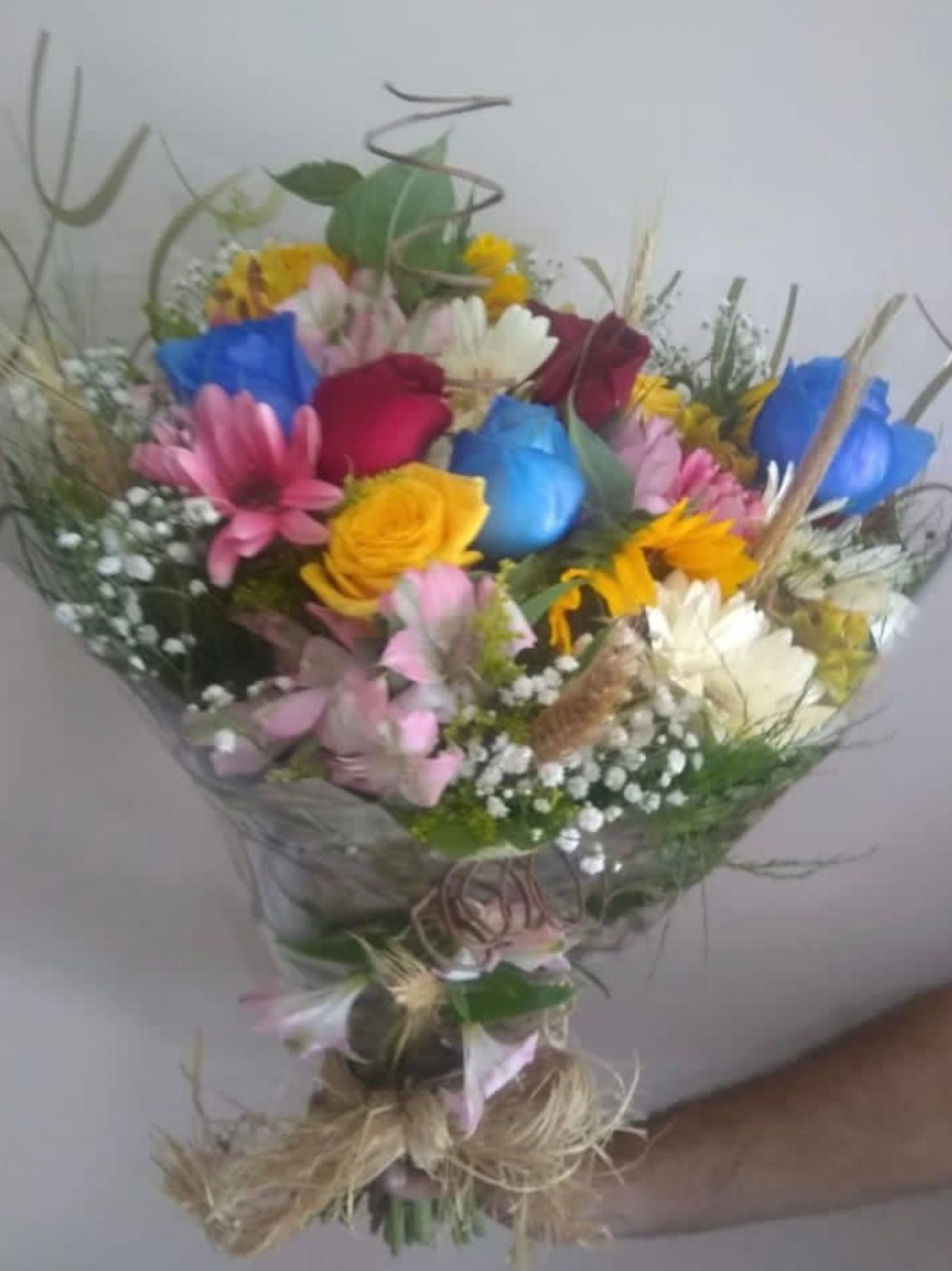 Buquê flores do campo com rosas azuis